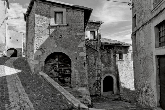 Italia in bianco e nero. Borgo medievale di Navelli ai piedi del Parco Nazionale del Grana Sasso.Abruzzo, Italia