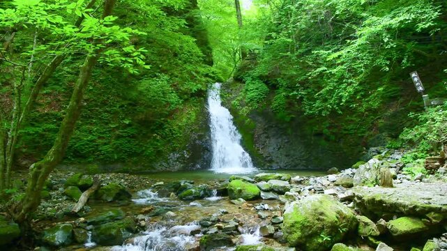 栃木県那須塩原市　塩原温泉に流れる風挙の滝