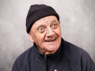 portrait vieil homme avec bonnet et sourire