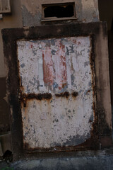 古い共同住宅のゴミ集積所、ダストシュートの扉