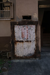 古い共同住宅のゴミ集積所、ダストシュートの扉