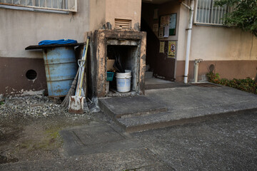 古い共同住宅のゴミ集積所、ダストシュートの扉