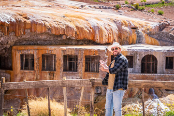 Turista feliz disfrutando del Puente del Inca, en la mítica ruta 7 de la provincia de Mendoza. © Javier