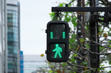 停滞から前進へ：新しい挑戦や変革を後押しする、街角の力強い青信号のイメージ