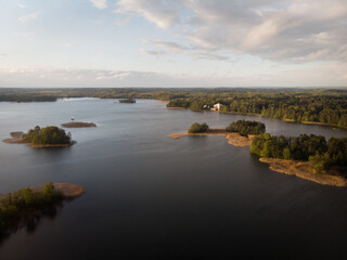 Historische Wasserburg Trakai in Litauen mit umliegender Landschaft.