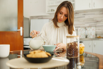 Business woman having breakfast at home