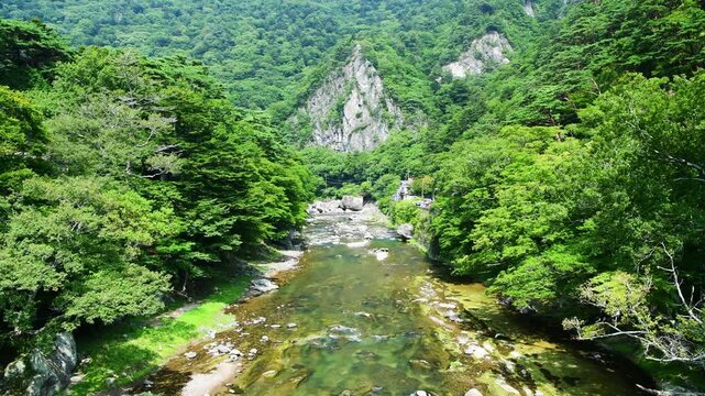 栃木県那須塩原市　塩原温泉に流れる箒川と天狗岩