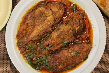 Asian Bengali style barramundi siakap fish curry recipe ingredients tomato chopped onion garlic ginger green chili cumin coriander turmeric salt