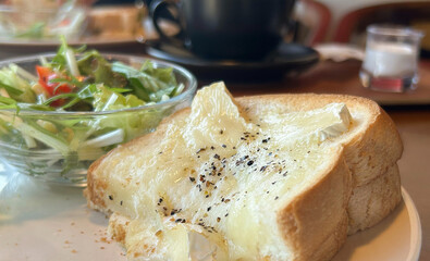 チーズたっぷりトーストとサラダの朝食