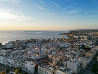centro storico di monopoli visto dall'alto con un drone di prima mattina