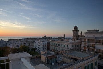 panorma del centro storico di monopoli in provincia di bari visto dall'alto all'alba