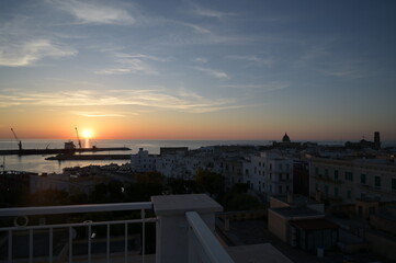 panorma del centro storico di monopoli in provincia di bari visto dall'alto all'alba