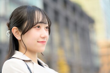 オフィス街で遠くを見つめる日本人女性