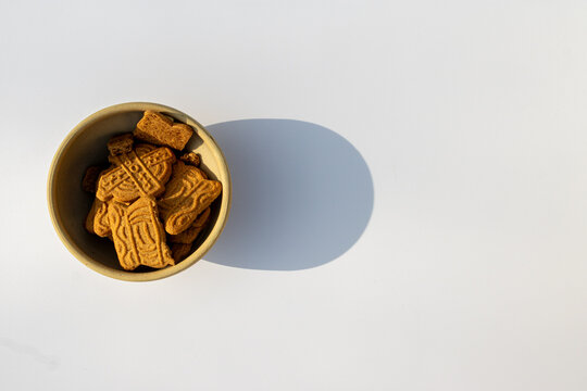Bol de biscuits sur un plan de travail moderne et &eacute;pur&eacute;