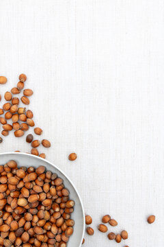 Noisettes sur une nappe en lin - saladier de noisettes