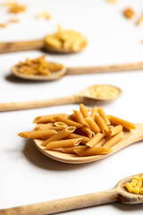 Cuill&egrave;res en bois remplit de p&acirc;tes - cuisiner des p&acirc;tes - recette simple