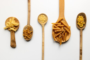 Cuillères en bois remplit de pâtes - cuisiner des pâtes - recette simple