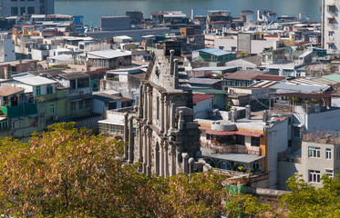 Obraz premium Ruins of Saint Paul's within the city of macau on a sunny day.