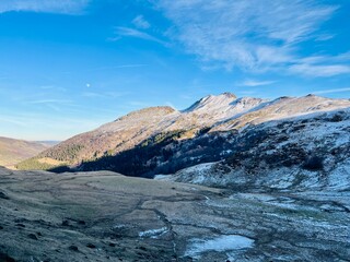 Montagne enneig&eacute;e en Auvergne sous ciel bleu &ndash; paysage hivernal et nature volcanique