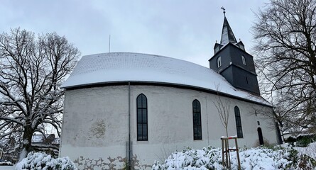 Winterspaziergang in Bad Sachsa im Harz: der Schmelzteich und die evangelisch-lutherische St.-Nikolai-Kirche