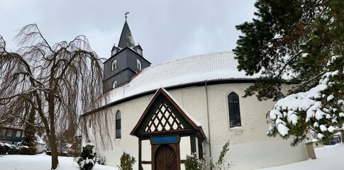 Winterspaziergang in Bad Sachsa im Harz: der Schmelzteich und die evangelisch-lutherische St.-Nikolai-Kirche