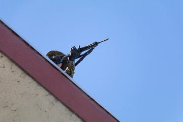 屋上で銃を構える自衛官