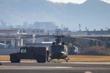 APUから電源を供給されるヘリコプター