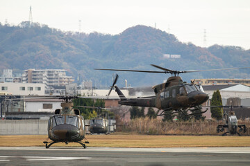 飛行する陸上自衛隊のヘリコプター