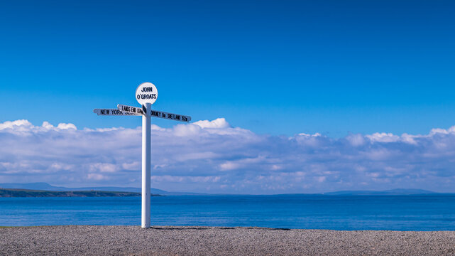 C&eacute;l&egrave;bre panneau indicateur &agrave; John O'Groats, le point le plus au nord-est de l'Ecosse continentale