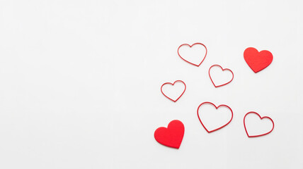 Fototapeta premium Red and pink paper hearts on white background for decoration 