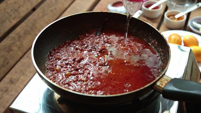 adding small quantity water to gravy 