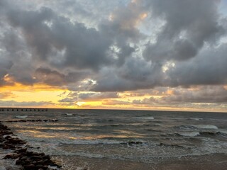 Obraz premium When the sky and the sea are separated by sunlight