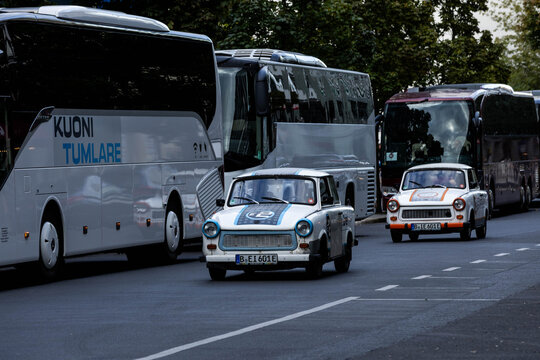 Deutschland, Berlin: Trabi auf der Stra&szlig;e