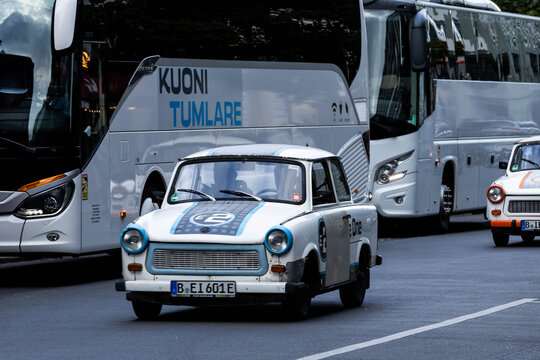 Deutschland, Berlin: Trabi auf der Stra&szlig;e