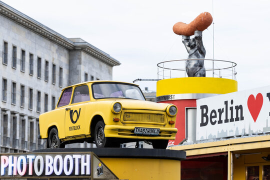 Deutschland Berlin: ein Trabi der deutschen Post, ein Berliner B&auml;r mit einer Curry Wurst, eine Fotobox und ein Souvenier Gesch&auml;ft in der deutschen Hauptstadt