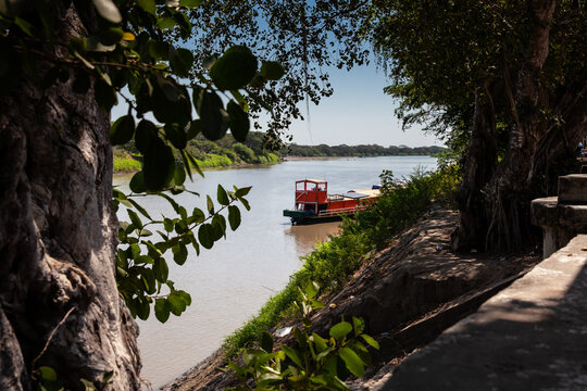 Non motorized ferry, called planchon, used by residents to cross the Sinu River from one bank to the other in the city of Monteria, Colombia.