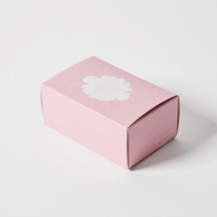 Em est&uacute;dio branco, uma caixa rosa de embalagem de sabonete.