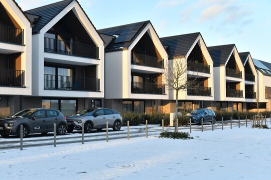 Nouveau lotissement r&eacute;sidentiel &agrave; appartements sous la neige en fin de journ&eacute;e &agrave; &Eacute;caussinnes d'Enghien (Soignies)