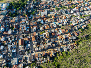 Fototapeta premium Imagem aérea de grande área São Tomé das Letras e pontos de mineração em Minas Gerais. Vista ampla e panorâmica da região.