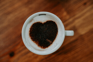 Vue de dessus d'une tasse de caf&eacute; avec mousse en forme de coeur