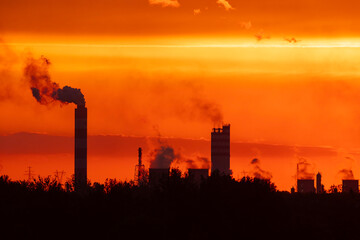Fabryka chemiczna na tle wieczornego nieba © Grzegorz