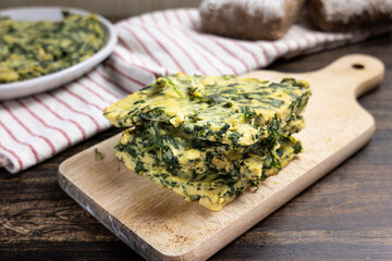Spinach farinata with bread and kitchen towels