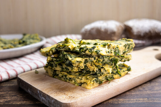 Spinach farinata with bread and kitchen towels