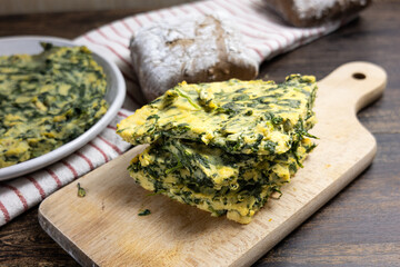 Spinach farinata with bread and kitchen towels