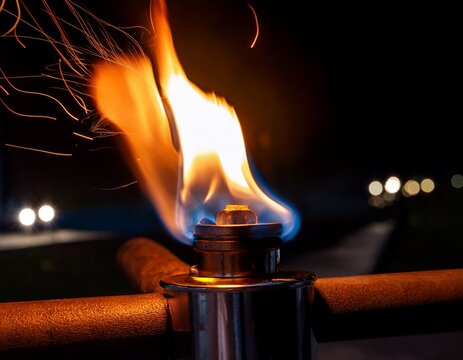 nachtaufnahme einer brennenden gasfackel