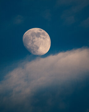 lua cheia com nuvens