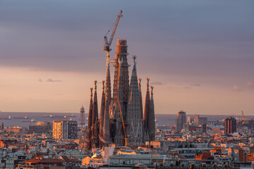 Vue de la Sagrada Familia mettant en valeur son architecture unique, ses détails sculpturaux et ses tours emblématiques dans le paysage urbain de Barcelone. © Thomas
