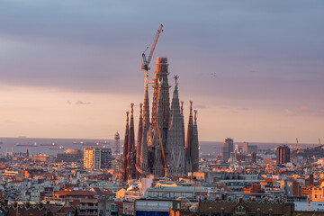 Vue de la Sagrada Familia mettant en valeur son architecture unique, ses détails sculpturaux et ses tours emblématiques dans le paysage urbain de Barcelone. © Thomas