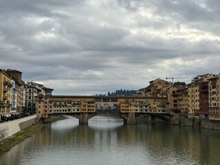 Obraz premium Arno river reflection of the old houses in a typical beautiful urban cityscape in Firenze, Italy