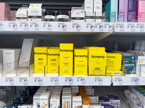 N&uuml;rnberg, Deutschland, 27.09.2025: Skincare-Produkte f&uuml;r unreine Haut der Marke Acnemy von Niche Beauty Lab in DM Drogeriemarkt, Hautpflege und Creme bei Akne, Pickeln, R&ouml;tungen und Hautreizungen